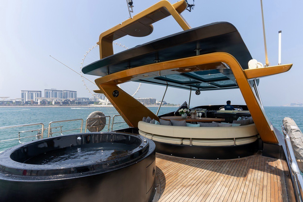 View 16: Azimut Anna