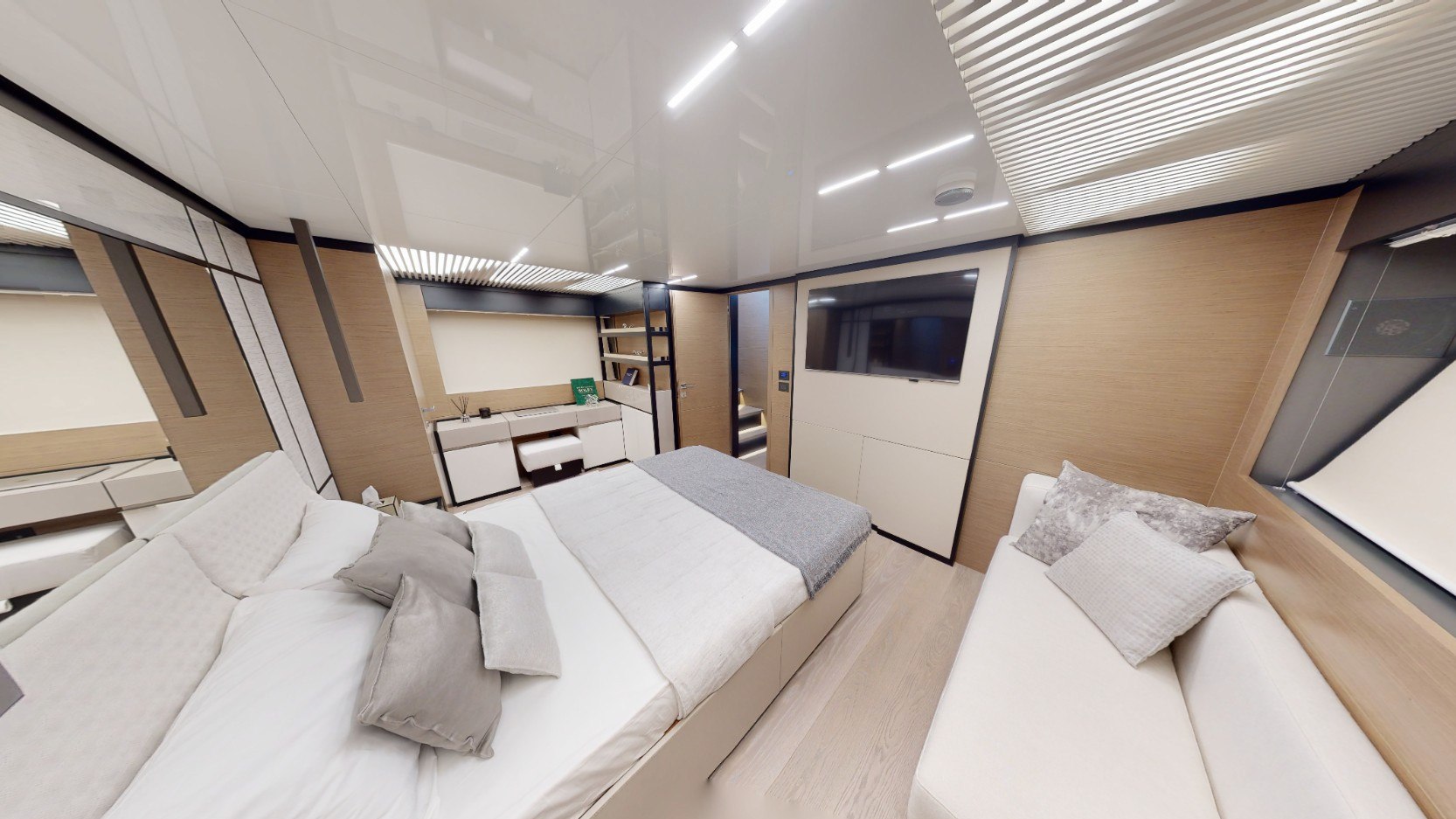 View 10: Ferretti 78 ft