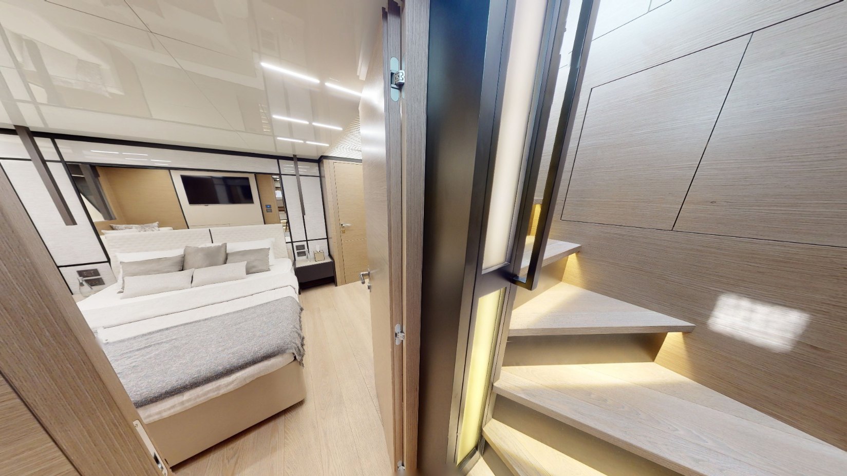 View 8: Ferretti 78 ft